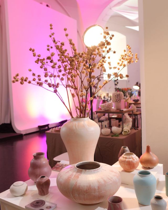 Vielen Dank an alle, die uns heute einen Besuch abgestattet haben! Ihr seid herzlich eingeladen, auch morgen und übermorgen ab 10 Uhr im MuseumsQuartier vorbeizuschauen.

Wir sind gespannt auf ein Wochenende voller Design! 😍

P.S. Nicht vergessen morgen Abend um 19 Uhr gibt es einen spanenden Vortrag von Yamuna Valenta über die traditionelle japanische Technik der Keramikreparatur Kintsugi. 🤩